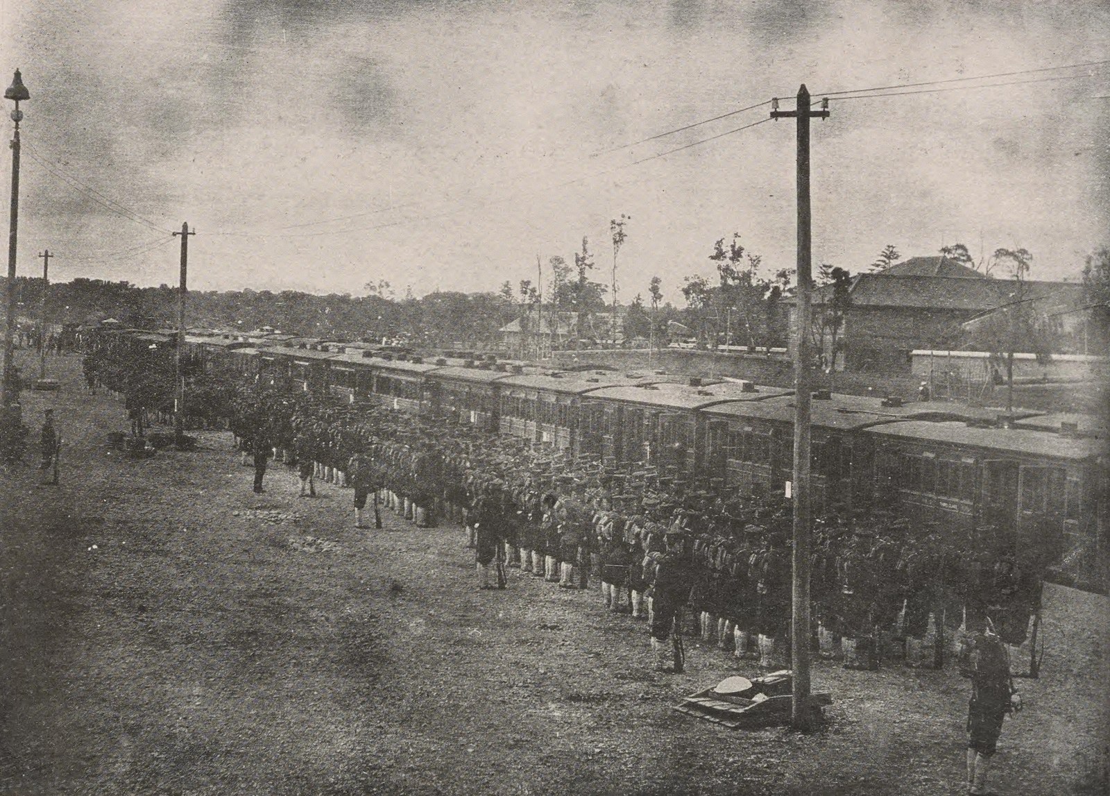 1894年9月26日、青山停車場で出征を待つ歩兵第三連隊。