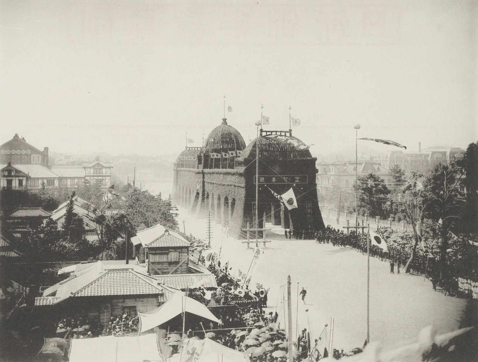 1895年5月30日の東京・日比谷凱旋門。