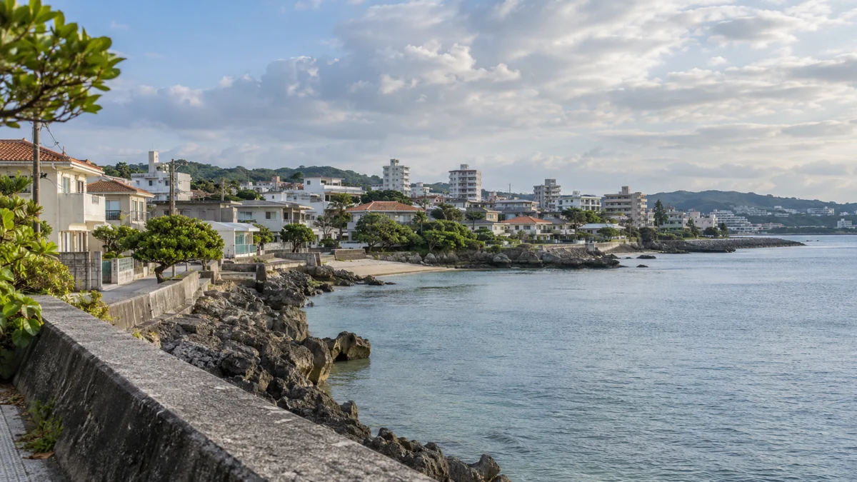 海辺に住宅が並ぶ沖縄の暮らしをイメージした風景
